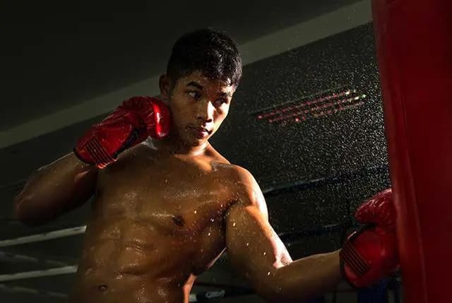 Muay Thai conditioning workout with heavy bag drills to improve striking power and endurance for beginners